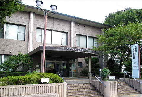 庄栄図書館正面玄関の写真 水尾図書館の画像