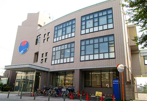 庄栄図書館正面玄関の写真