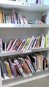 予約受取コーナー内の棚番号がついた棚の写真